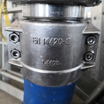 Пищевые армированные рукава и силовые 4х болтовые соединения для приемки молока.+ CIP